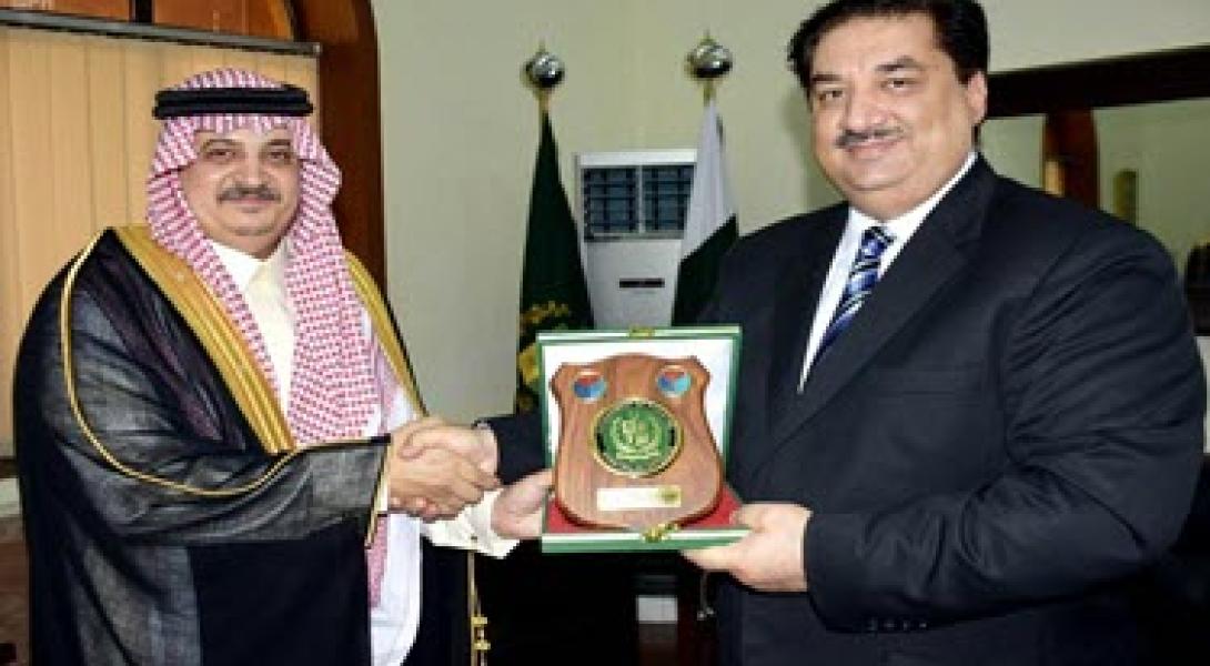 وزير الدفاع الباكستاني يستقبل سفير خادم الحرمين الشريفين لدى باكستان