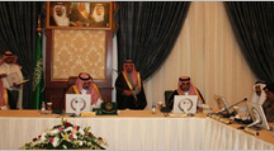 الأمير عبدالعزيز بن ماجد  يستعرض التقرير السنوي للمؤشرات الحضرية للمدينة