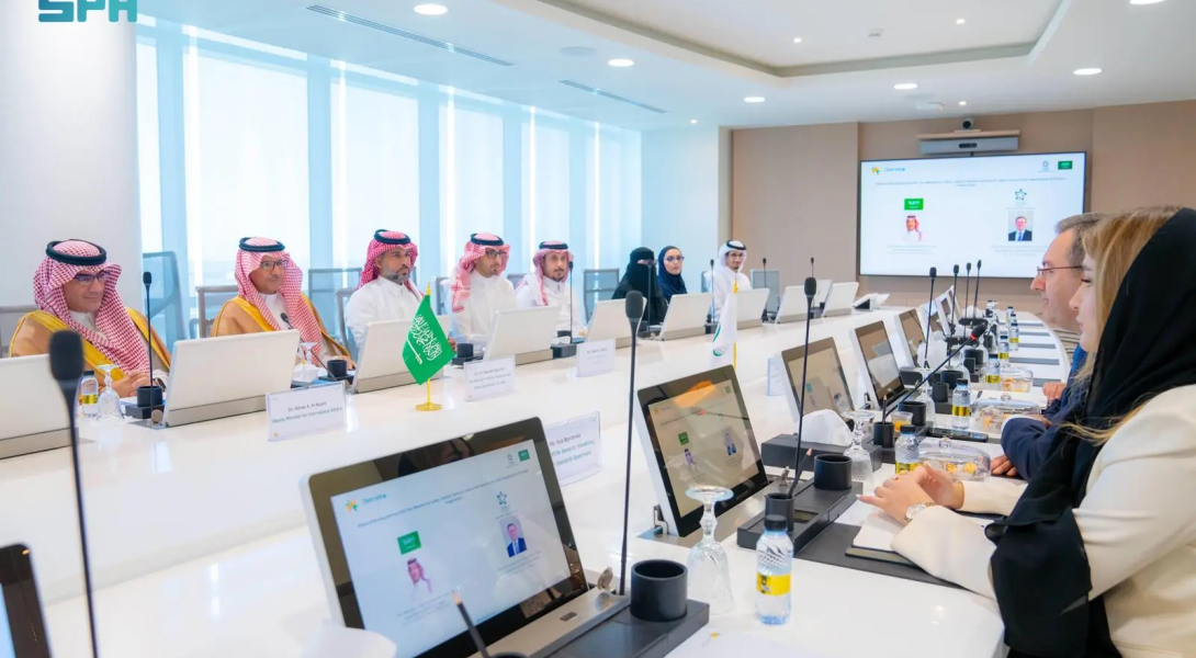 نائب وزير الموارد البشرية والتنمية الاجتماعية للعمل يلتقي مدير عام مركز العمل لمنظمة التعاون الإسلامي