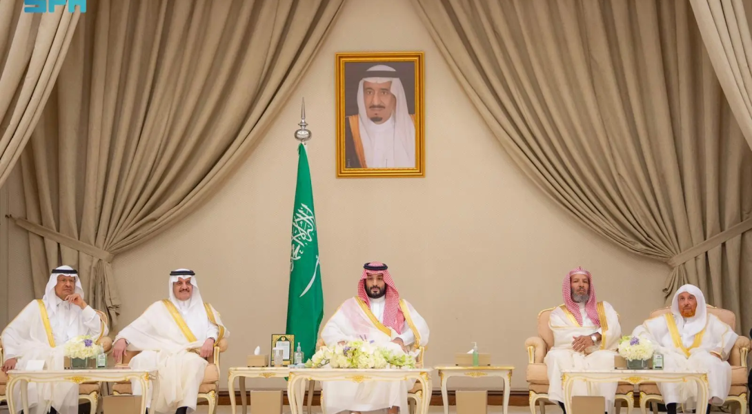 سمو ولي العهد يستقبل في المنطقة الشرقية أصحاب السمو والفضيلة والمعالي وجمعاً من المواطنين الذين قدموا للسلام على سموه